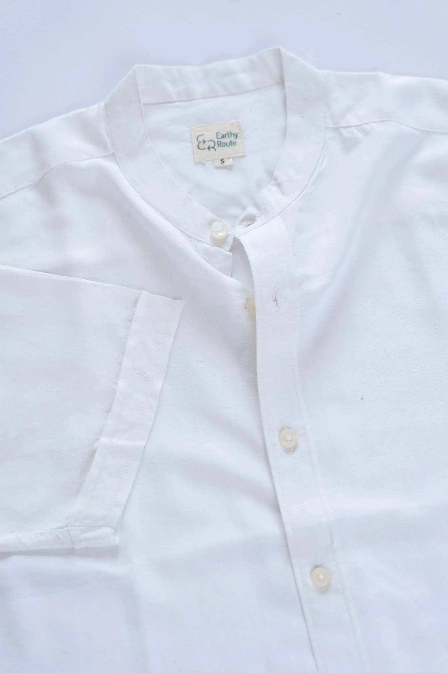 Earthy Route Snow white · half sleeve mandarin collar shirt