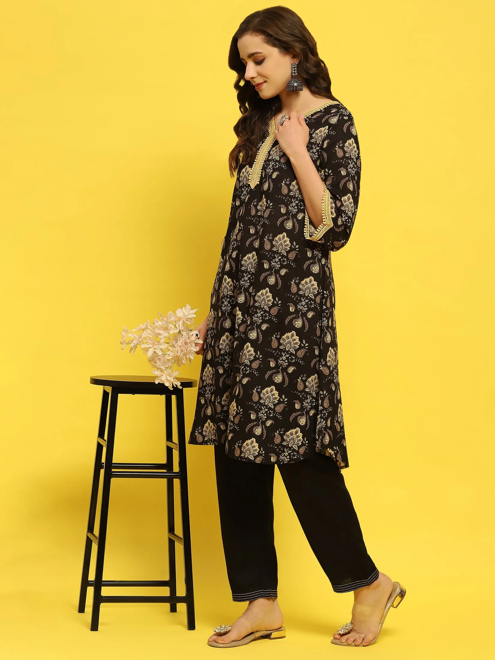 Women Cotton Black Floral Print Kurta With Trouser